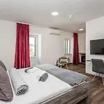 Apinelo Port Gæstehus 4*