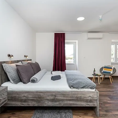 Apinelo Port 4* スプリト