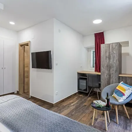 Apinelo Port Πανσιόν