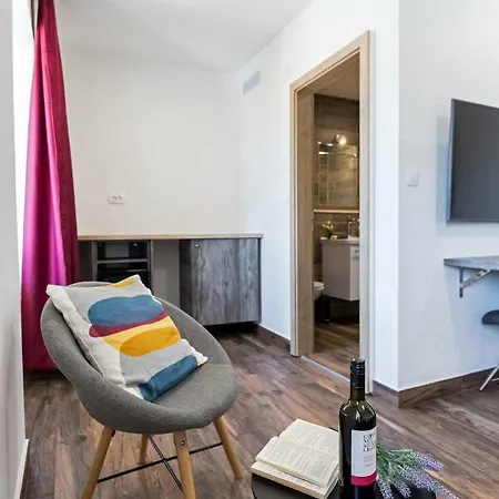 Konukevi Apinelo Port 4*