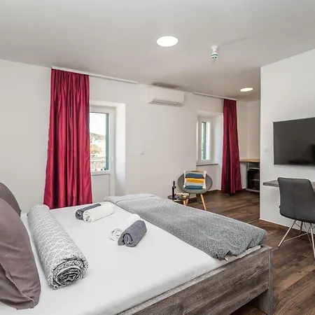 Apinelo Port Konukevi 4*